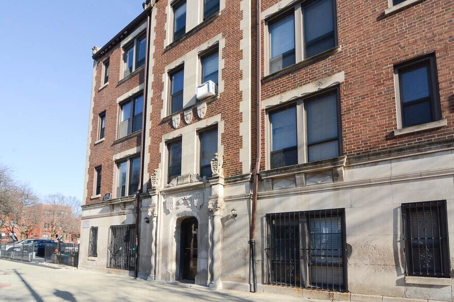 Building Photo - 3350 N Marshfield Ave