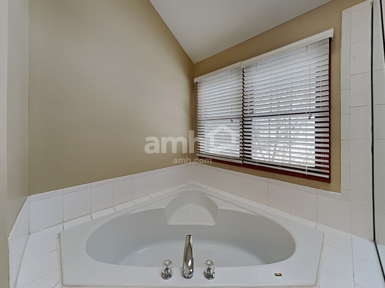 Building Photo - 25021 Vermette Rd