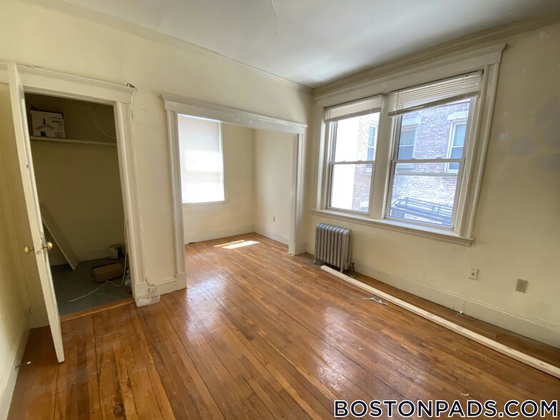 Building Photo - 35 Park Dr