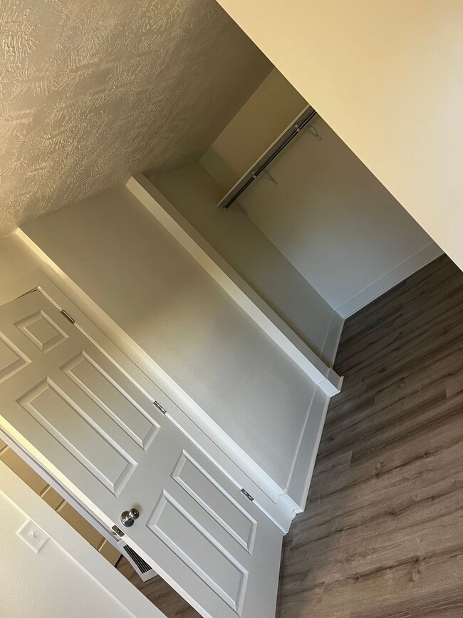 Building Photo - $950 Deposit $950 Rent