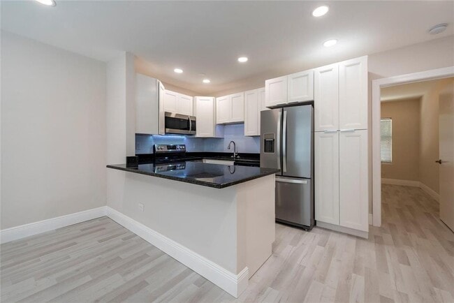 Building Photo - 628 NE 8th Ave