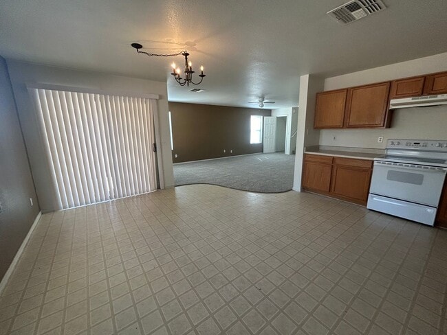 Building Photo - 4 Bedroom 2.5 Bath