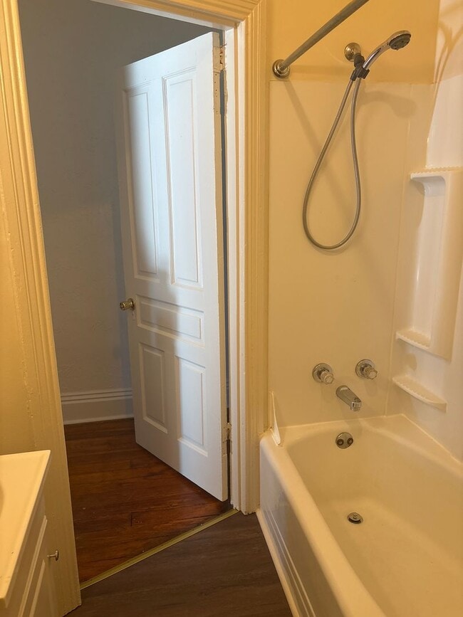 Building Photo - 3 Bedroom 1 Bath 2nd/3rd Floor Apartment-York City SD