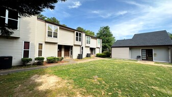 Building Photo - Highland Park Townhome Apartments