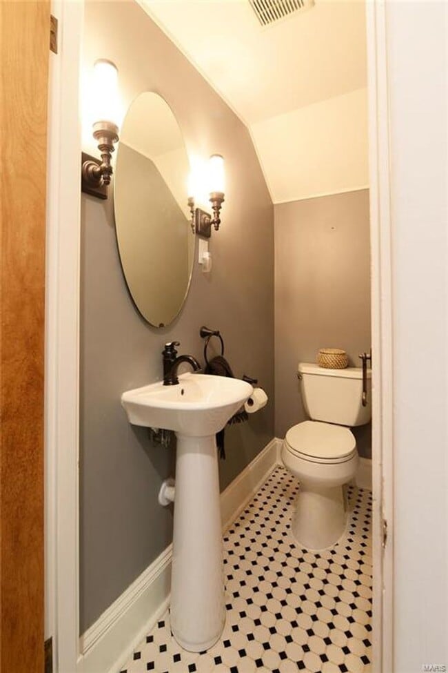 Building Photo - 418 Carswold Dr