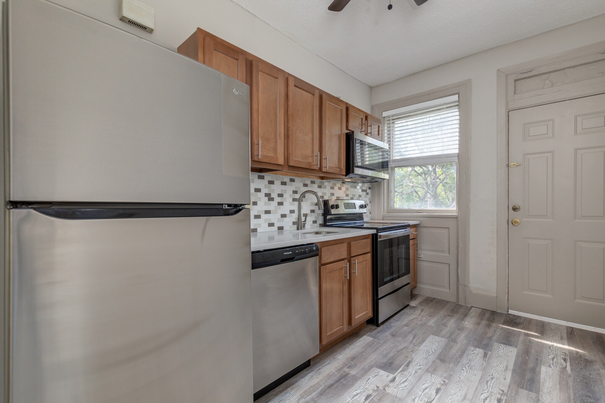 Building Photo - 6042 Kingsbury Ave