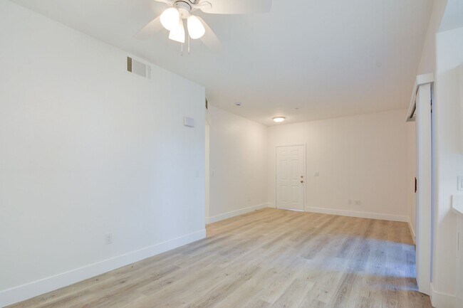 Building Photo - Horizon Hills Condominiums