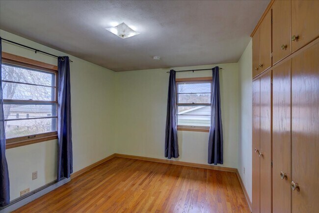 Building Photo - 714 N Meadow Ln