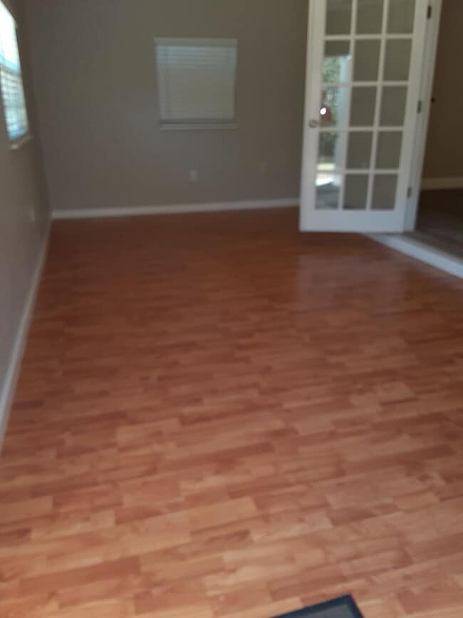 Building Photo - Annual unfurnished 3/2 nicely renovated SFH with large yard overlooking a lake.