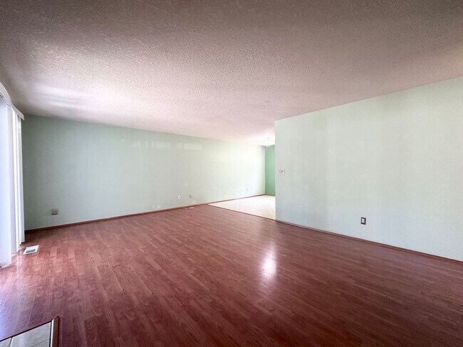 Building Photo - Wonderful centrally located Powell Butte 3...