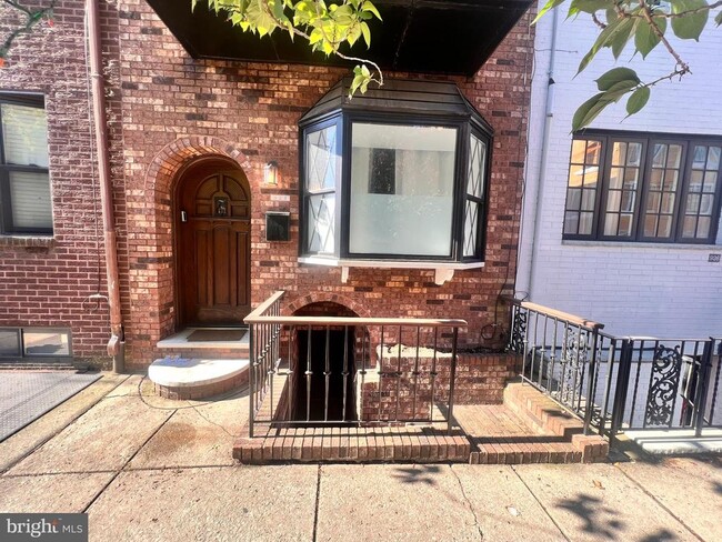 Building Photo - 924 Catharine St