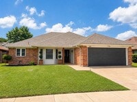 Building Photo - 848 W Lynn Creek Dr