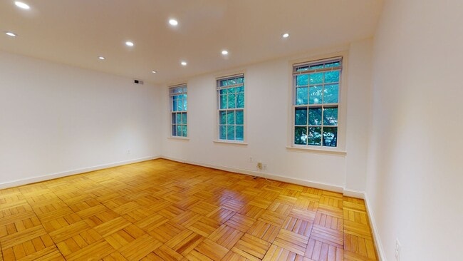 Building Photo - Spacious, Light-filled One Bedroom One Bat...