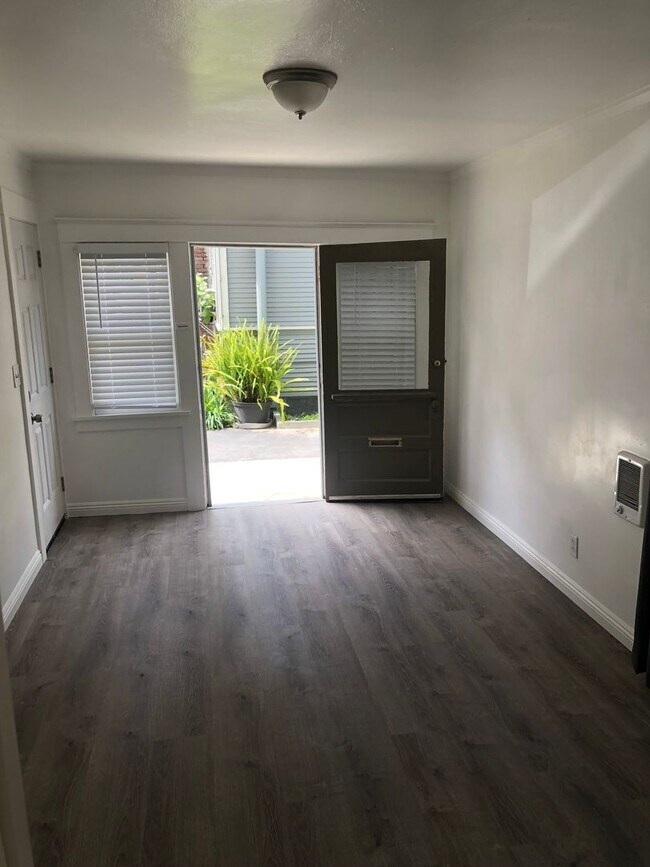 Building Photo - Lower 1 Bedroom Backhouse near Downtown Lo...