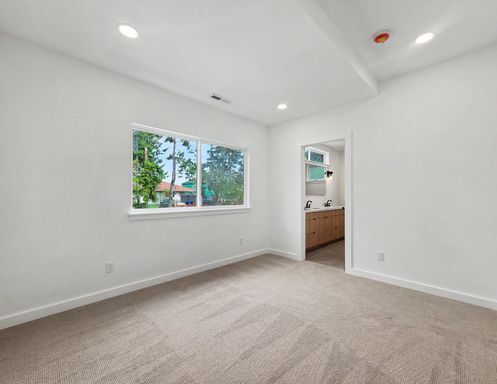 Building Photo - AVAILABLE NOW! Bright and Modern Home with High Ceilings and Premium Upgrades in the Columbia Cit...