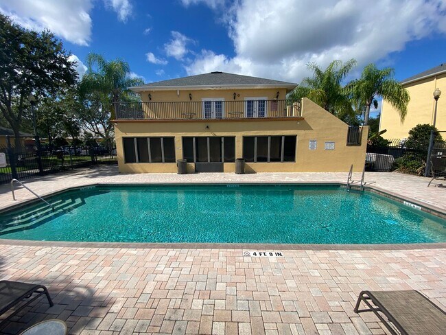 Building Photo - 1 Bedroom / 1 Bath Condo in Gated Community.