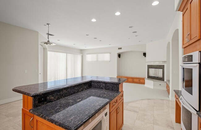 Building Photo - Stunning 4 bed, 4.5 bath home located on a quiet and highly desirable street in Redondo Beach