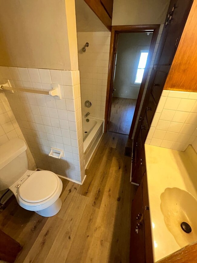 Building Photo - 1630 E Division St