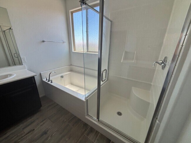 Building Photo - Charming 3-Bedroom Home with Spacious Back...