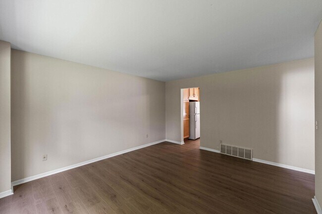 Building Photo - 304 Pondridge Cir