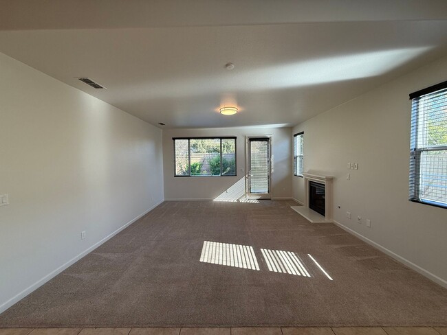 Building Photo - 3 bedroom single story in Manteca!