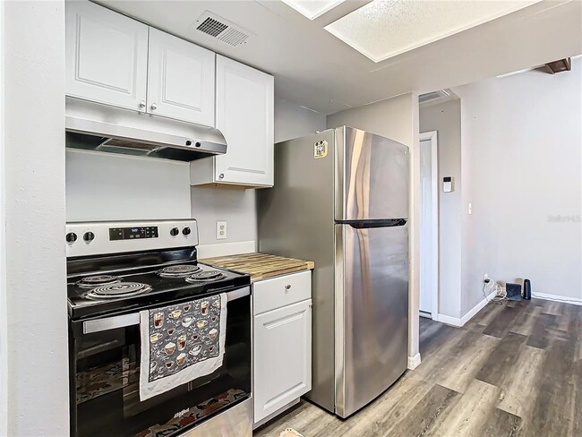 Building Photo - 7801 Rolling Grove Dr W