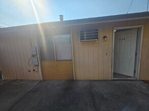 Building Photo - 2 Bed - 1 Bath Unit with Covered Parking