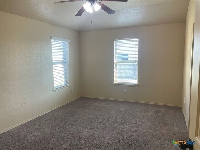 Building Photo - 2804 Hector Dr