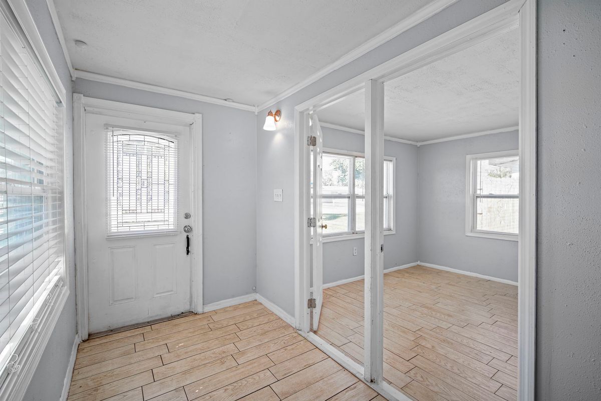 Building Photo - 818 Hampton Way