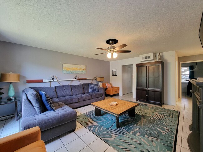 Building Photo - Two bedrooms two 1/2 bath townhome on Galv...
