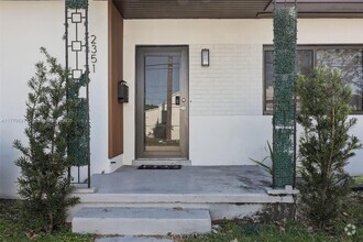 Building Photo - 2353 SW 31st Ave