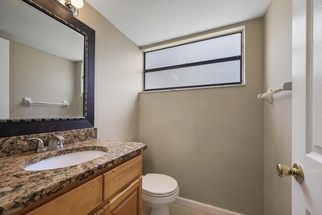 Building Photo - 402 Lakewood Ct