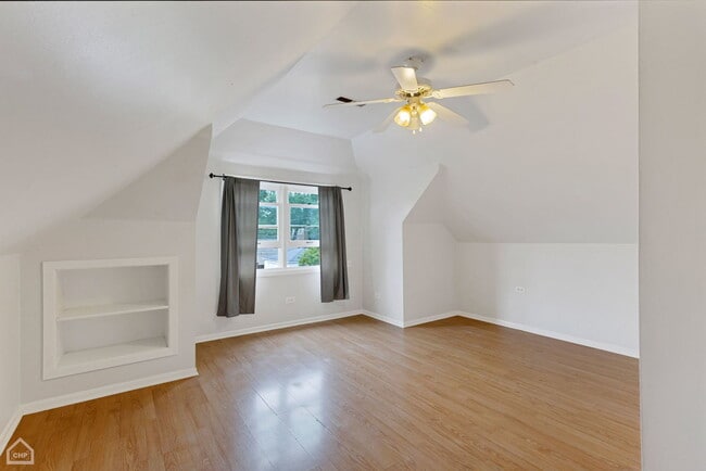 Building Photo - 4550 W Thorndale Ave