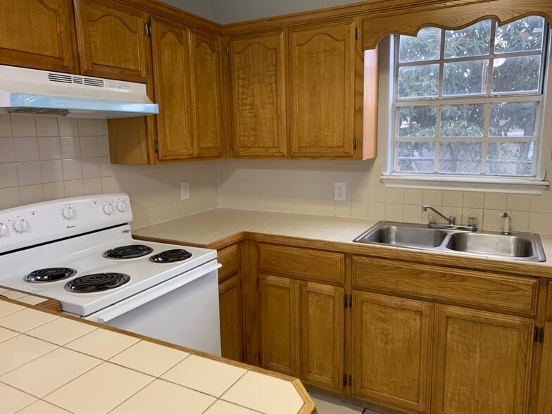 Kitchen - 5012 Austin Rd