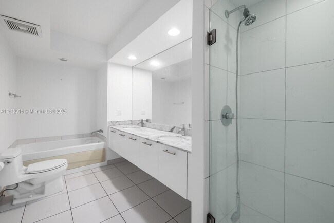 Building Photo - 500 Brickell Ave