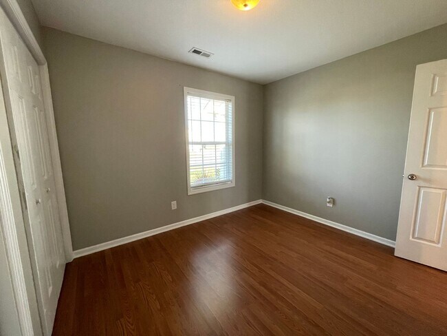 Building Photo - Absolutely Adorable!