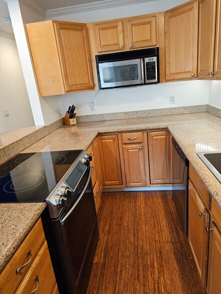 Building Photo - 293 Alaume St