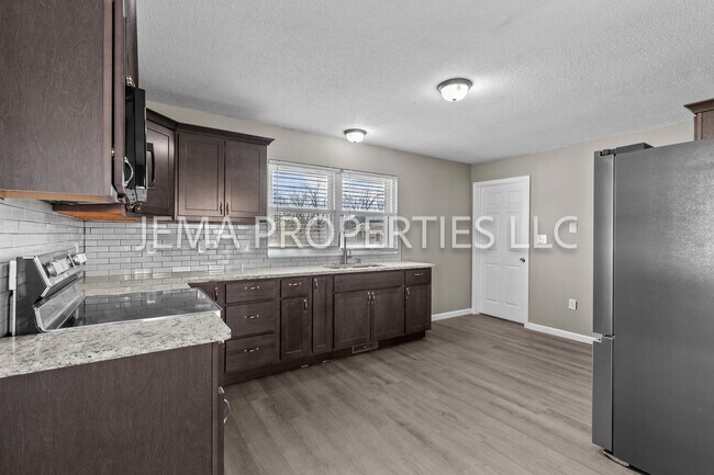 Primary Photo - 130 E Oak St