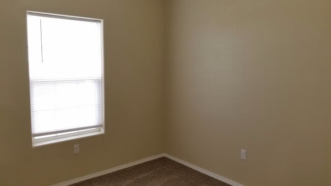 Building Photo - OPEN FLOOR PLAN ON HOME ONLY 1 YEAR OLD