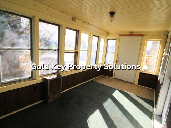 Building Photo - Open Floor Plan 2 BR 1 BA House with Sun P...