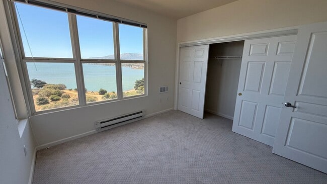 Building Photo - Epic REA - Top floor, Sweeping Views, 3 BR...