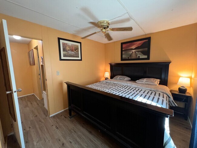 Building Photo - FURNISHED WINTER RETREAT!