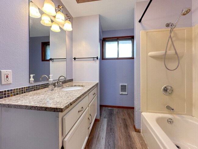 Building Photo - 3bd/1ba Redmond Home