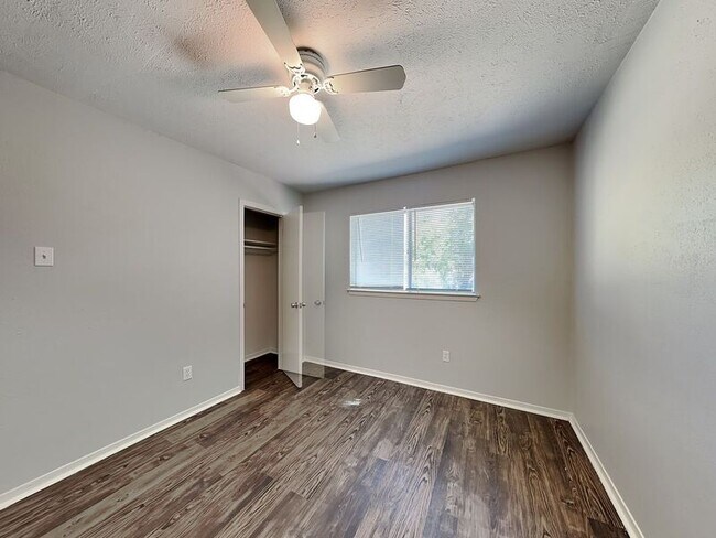 Building Photo - 833 Stanford Dr