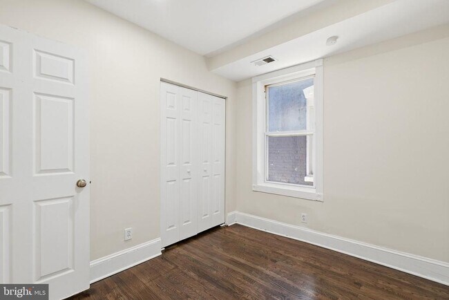 Building Photo - 1038 6th St NE