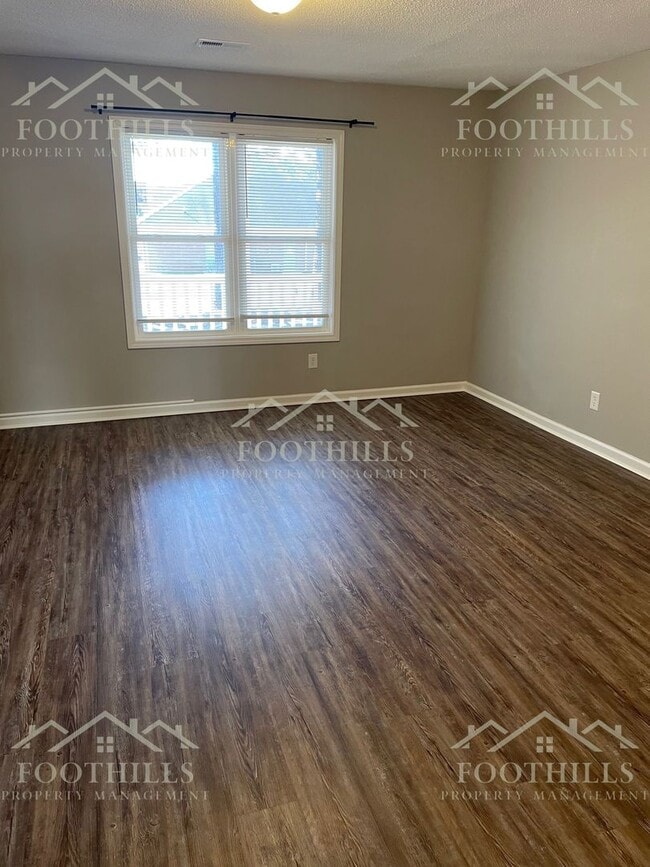 Building Photo - Cozy 2-Bedroom Duplex with Fenced Backyard