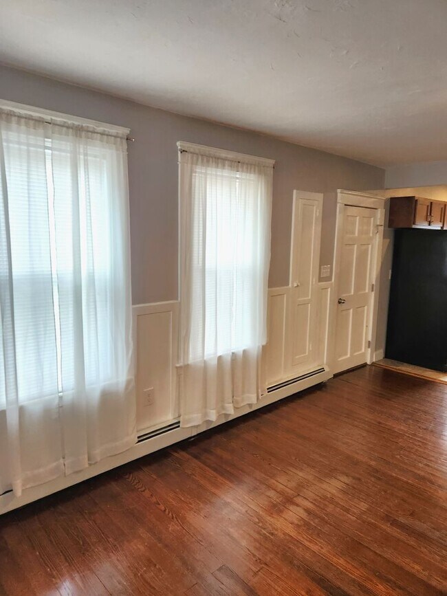 Building Photo - 10 Weeks St