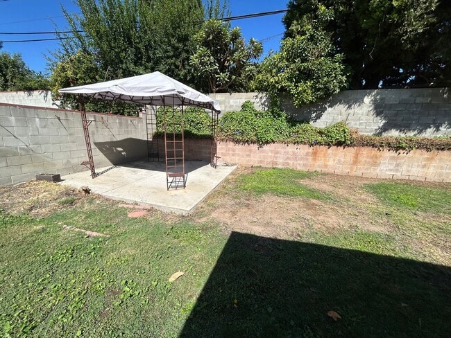 Building Photo - Beautiful  4+2 GRANADA HILLS HOME