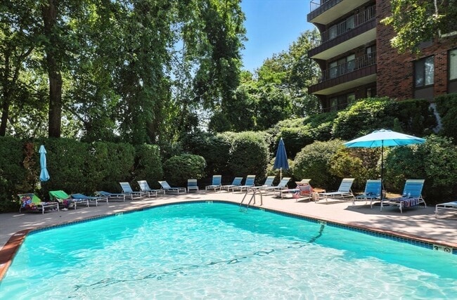 Building Photo - 1006 Paradise Rd