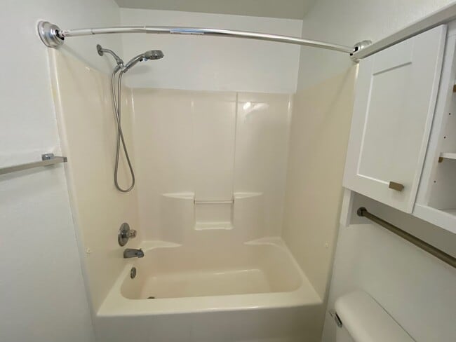 Building Photo - Candler - Two Bedroom updated apartment